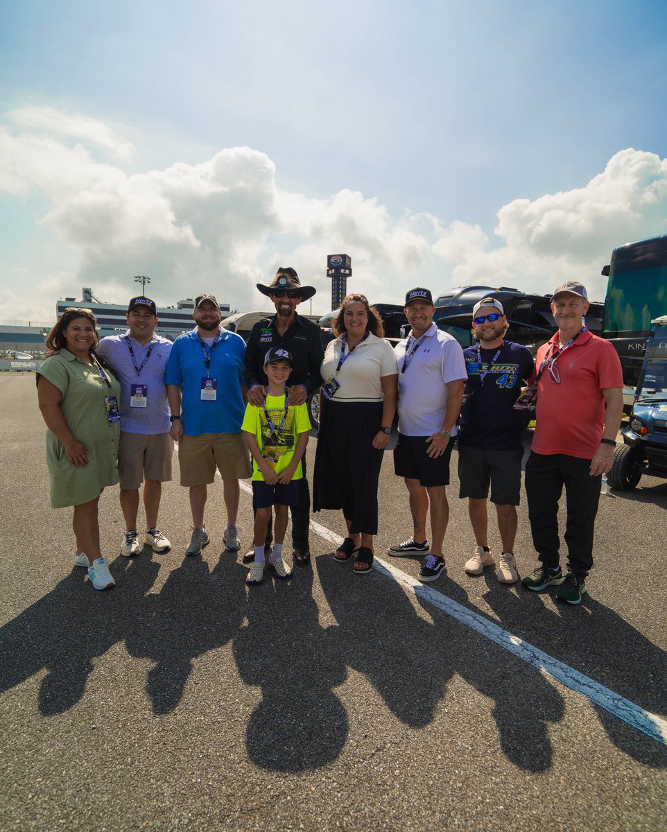 therichardpetty's tweet image. Excited to welcome @Hertz to the team! Their first time on the car and what better place to do it than at @MonsterMile?