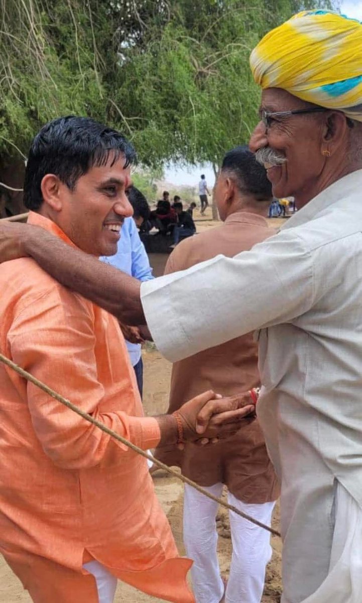 जनाब ये जो कंधे पर हाथ है हज़ार आशीर्वाद के बराबर है हमेशा सकारात्मक रहिए व एक विश्वास रखिए कल से आज बेहतर है व आने वाला कल और अधिक बेहतर होगा।