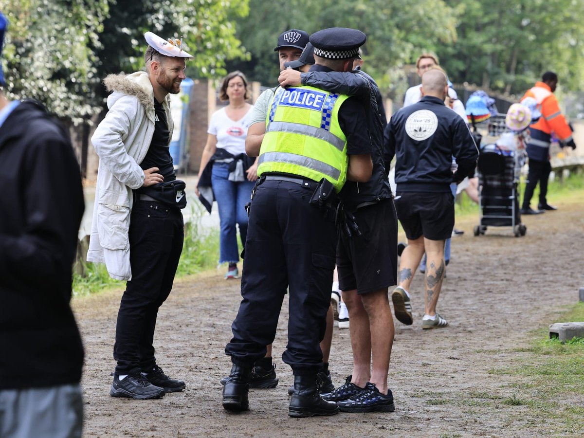 gmpolice's tweet image. Today is the fifth and final night of #OasisLive25.
To ensure you have a supersonic time, please take care when travelling to Heaton Park.
Remember to stay vigilant, trust your instincts and report any suspicious or unusual behaviour to staff.