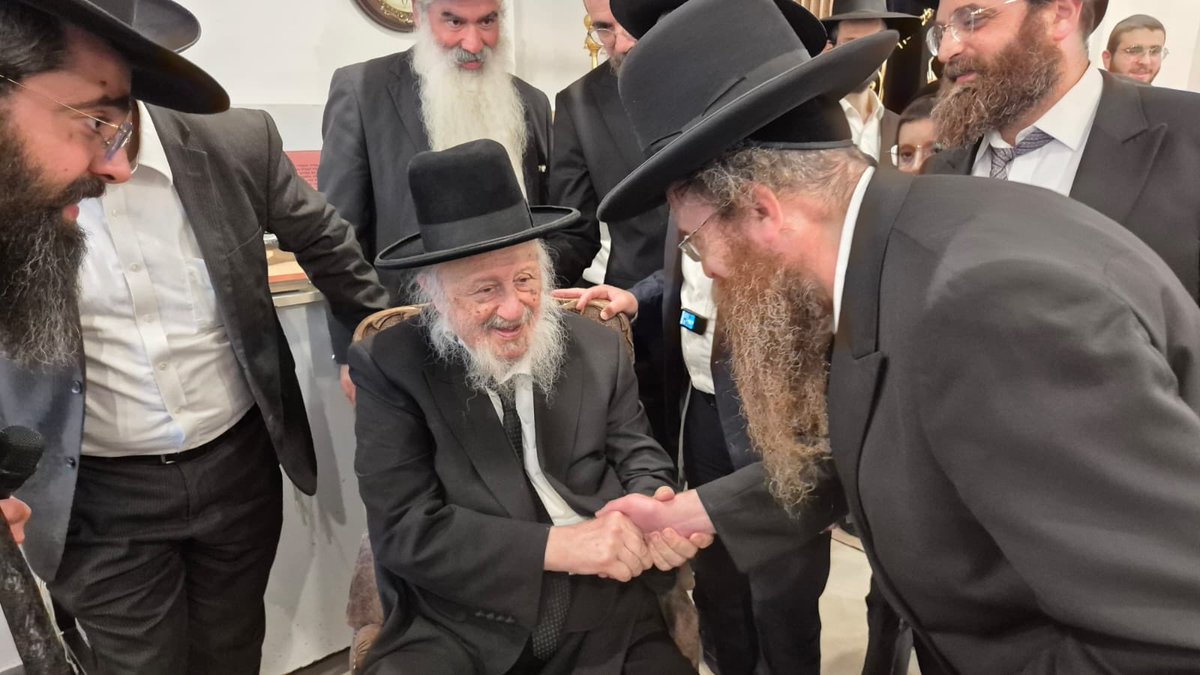 Israelcohen911's tweet image. הגרב"צ אבא שאול ראש ישיבת אור לציון מתברך מרבינו הגדול מרן ראש הישיבה הגרב"ד פוברסקי בברית