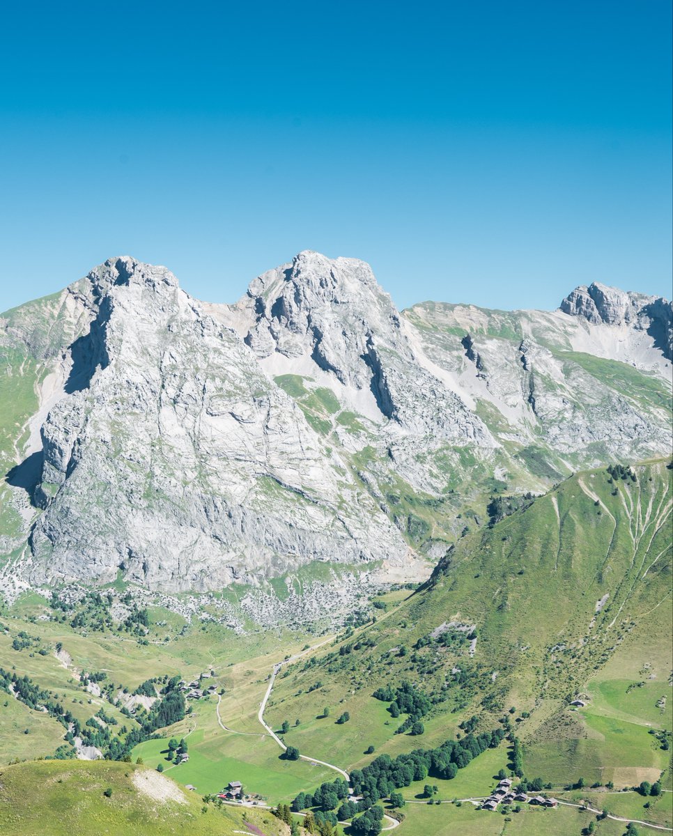 Un panorama à couper le souffle sans forcément chausser les chaussures rando ! 🤩

En quelques minutes seulement de télésiège, vous voilà face à l’un des plus beaux points de vue des Aravis, le Mont-Blanc en toile de fond et les sommets emblématiques des Alpes à portée de regard.