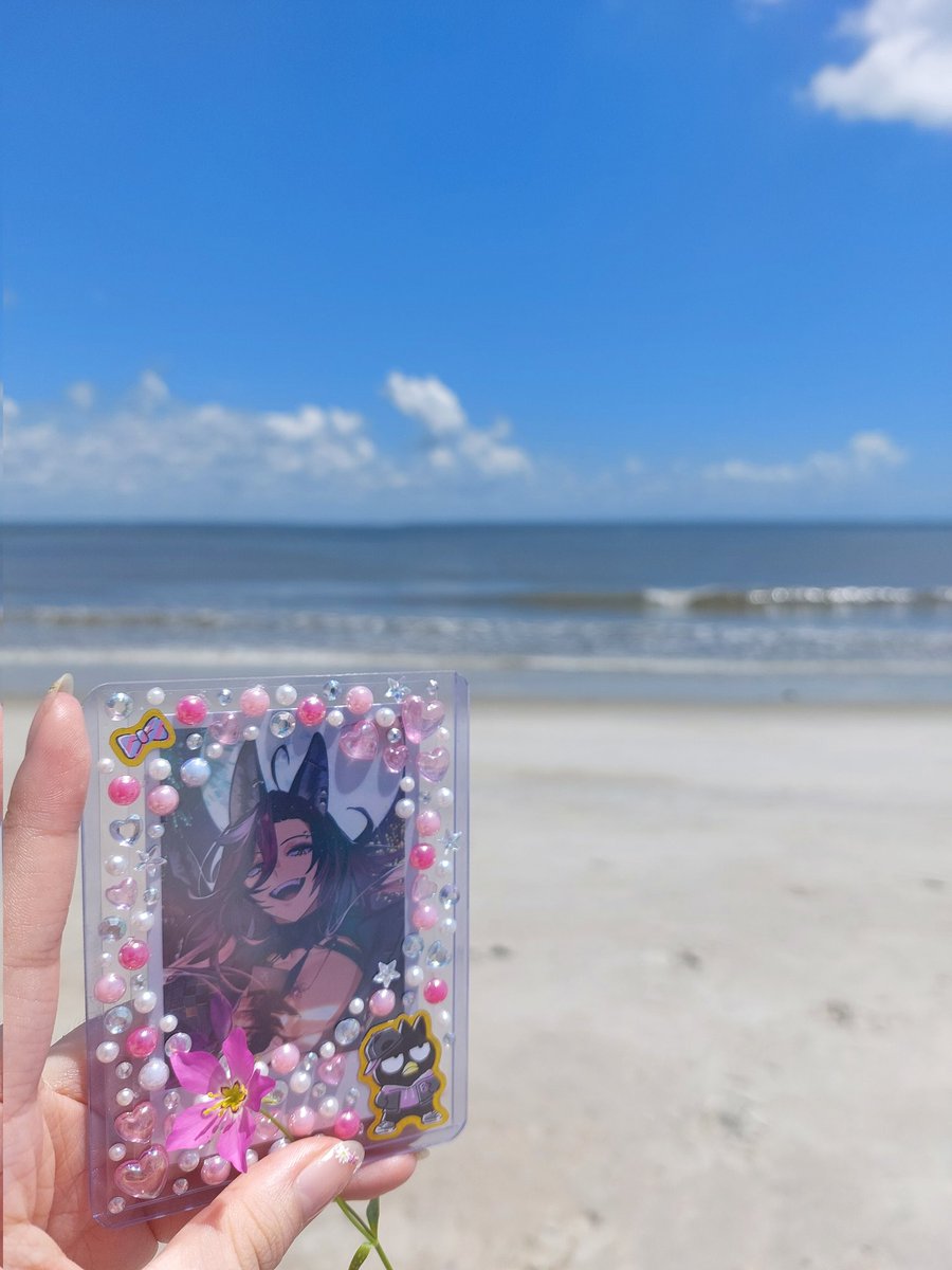 kyohrvs's tweet image. some photos from the beach! and i tried to draw 🐣 in the sand... 😭 (also held on to everything tightly so the birds wouldn't snatch 🐣 LOL)
#CampScythekicks25 #PioPape