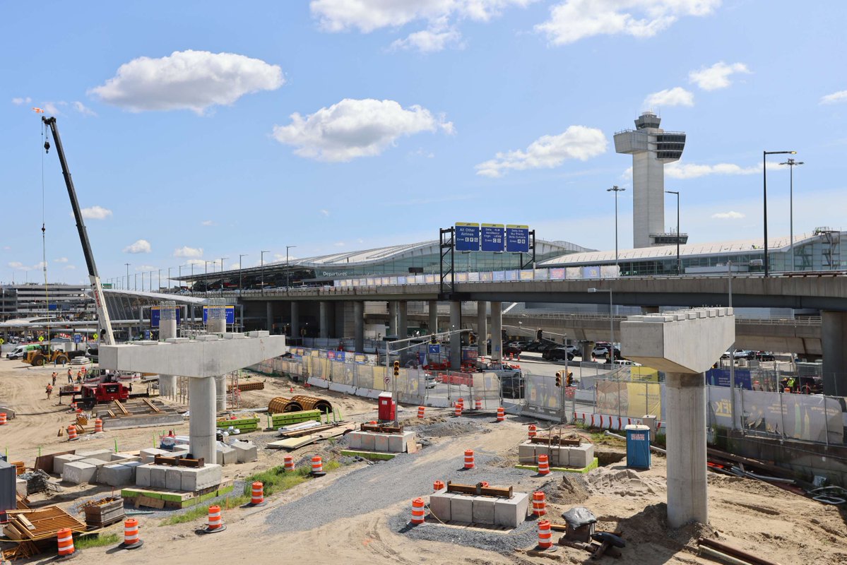 JFKairport's tweet image. We're building #AWholeNewJFK!
1️⃣ Two huge new terminals
2️⃣ Expansion and modernization of two existing terminals
3️⃣ Streamlined roadways and a new parking garage
Learn more: ow.ly/MQIM50Rnjwa
