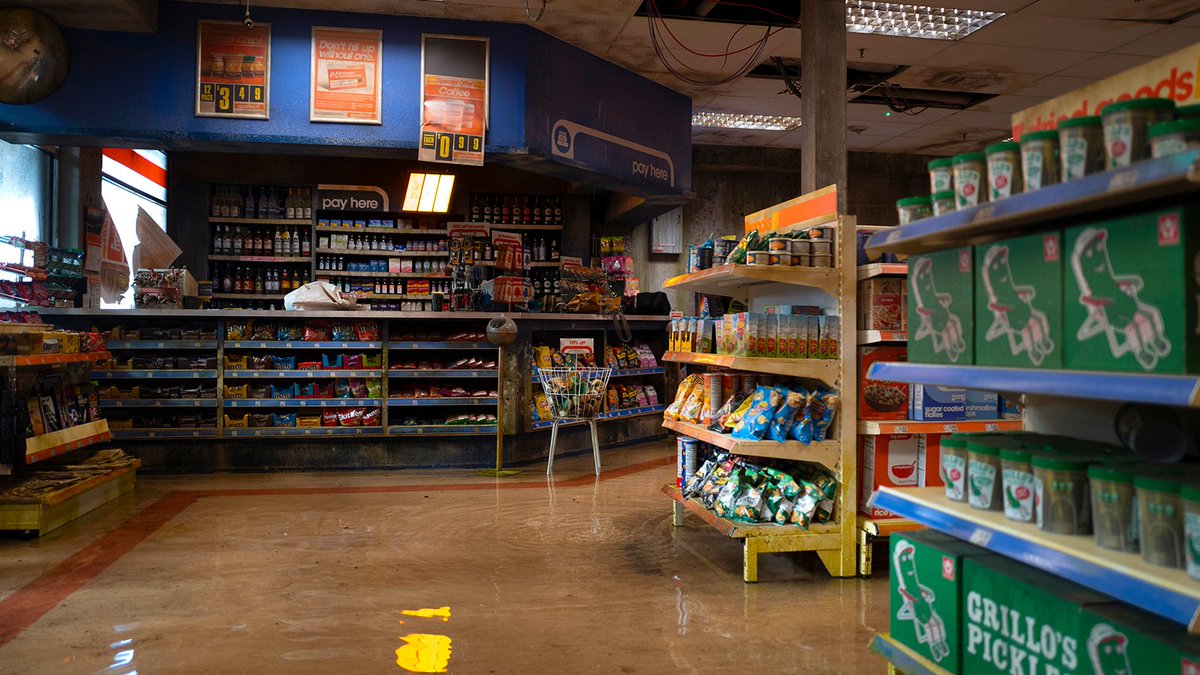 Part_Time_Hero's tweet image. And some more looks at all the detail that went into #JurassicWorldRebirth 's Qualtech convenience store. Really enjoyed seeing the contrast of this normality in the midst of an InGen facility. (Via sophiecowdrey.com/jurassic-world…)