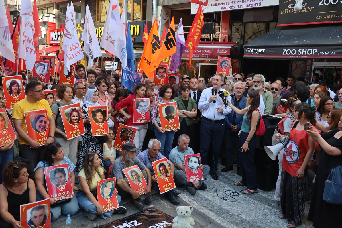 tuncerbakirhan's tweet image. On yıl geçti. Acımız hiç dinmedi.
Suruç’ta katledilen 33 genci Kadıköy’de andık. Özlemle, öfkeyle, umutla…
#Suruç; karanlığa karşı aydınlığın, vahşete karşı insanlığın direnişiydi. IŞİD çetelerine karşı bu toprakların bütün halklarının Kürtlerle yan yana durduğu andı.
O…