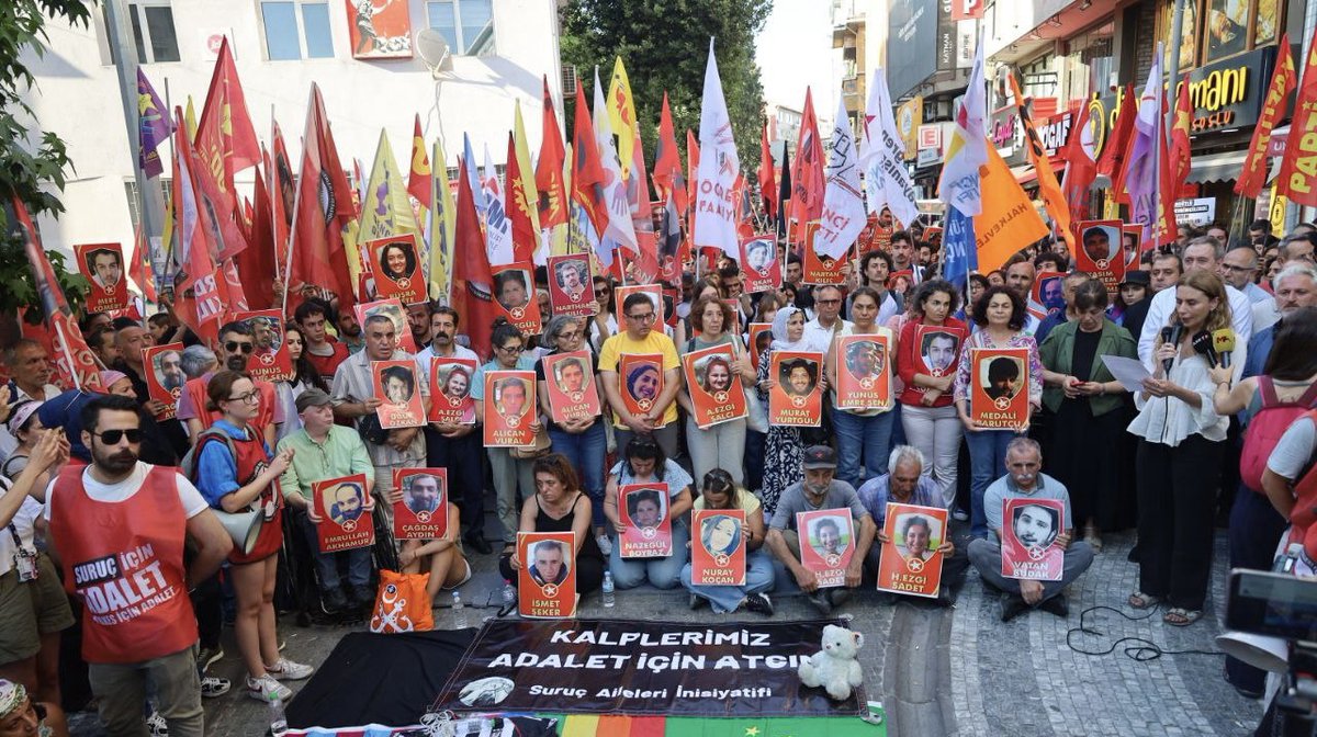 tuncerbakirhan's tweet image. On yıl geçti. Acımız hiç dinmedi.
Suruç’ta katledilen 33 genci Kadıköy’de andık. Özlemle, öfkeyle, umutla…
#Suruç; karanlığa karşı aydınlığın, vahşete karşı insanlığın direnişiydi. IŞİD çetelerine karşı bu toprakların bütün halklarının Kürtlerle yan yana durduğu andı.
O…