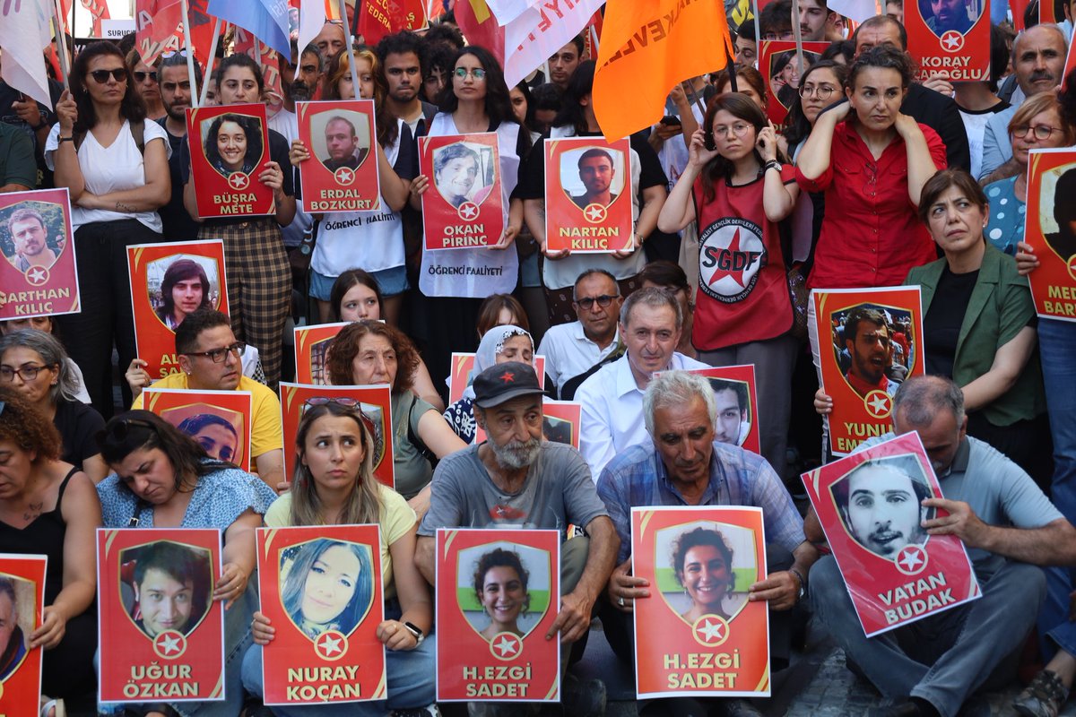 tuncerbakirhan's tweet image. On yıl geçti. Acımız hiç dinmedi.
Suruç’ta katledilen 33 genci Kadıköy’de andık. Özlemle, öfkeyle, umutla…
#Suruç; karanlığa karşı aydınlığın, vahşete karşı insanlığın direnişiydi. IŞİD çetelerine karşı bu toprakların bütün halklarının Kürtlerle yan yana durduğu andı.
O…