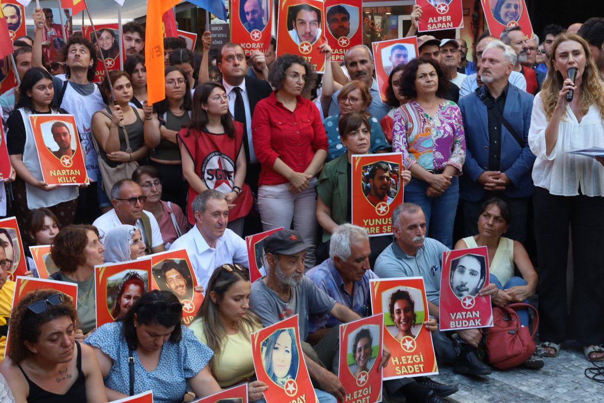 tuncerbakirhan's tweet image. On yıl geçti. Acımız hiç dinmedi.
Suruç’ta katledilen 33 genci Kadıköy’de andık. Özlemle, öfkeyle, umutla…
#Suruç; karanlığa karşı aydınlığın, vahşete karşı insanlığın direnişiydi. IŞİD çetelerine karşı bu toprakların bütün halklarının Kürtlerle yan yana durduğu andı.
O…
