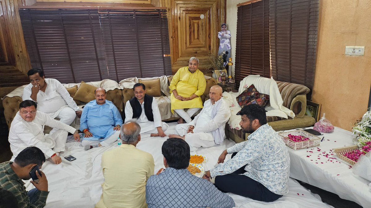 उत्तराखंड, देहरादून मे राज्यसभा सांसद,राष्ट्रीय सह कोष अध्यक्ष भाजपा माननीय श्री नरेश बंसल जी के आवास पहुंचकर उनकी पूज्य दिवंगत माताजी को श्रद्धा-सुमन अर्पित कर श्रद्धांजलि दी। 

इस दौरान शोक संतप्त परिजनों से भेंट कर अपनी संवेदनाएं व्यक्त की।