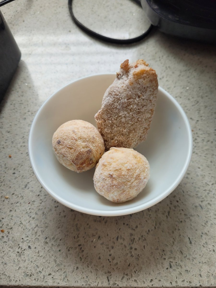 SkibiPro's tweet image. My fam gave me some frozen takoyaki and wings to airfry this morning and this is how it was presented to me?!? 😭