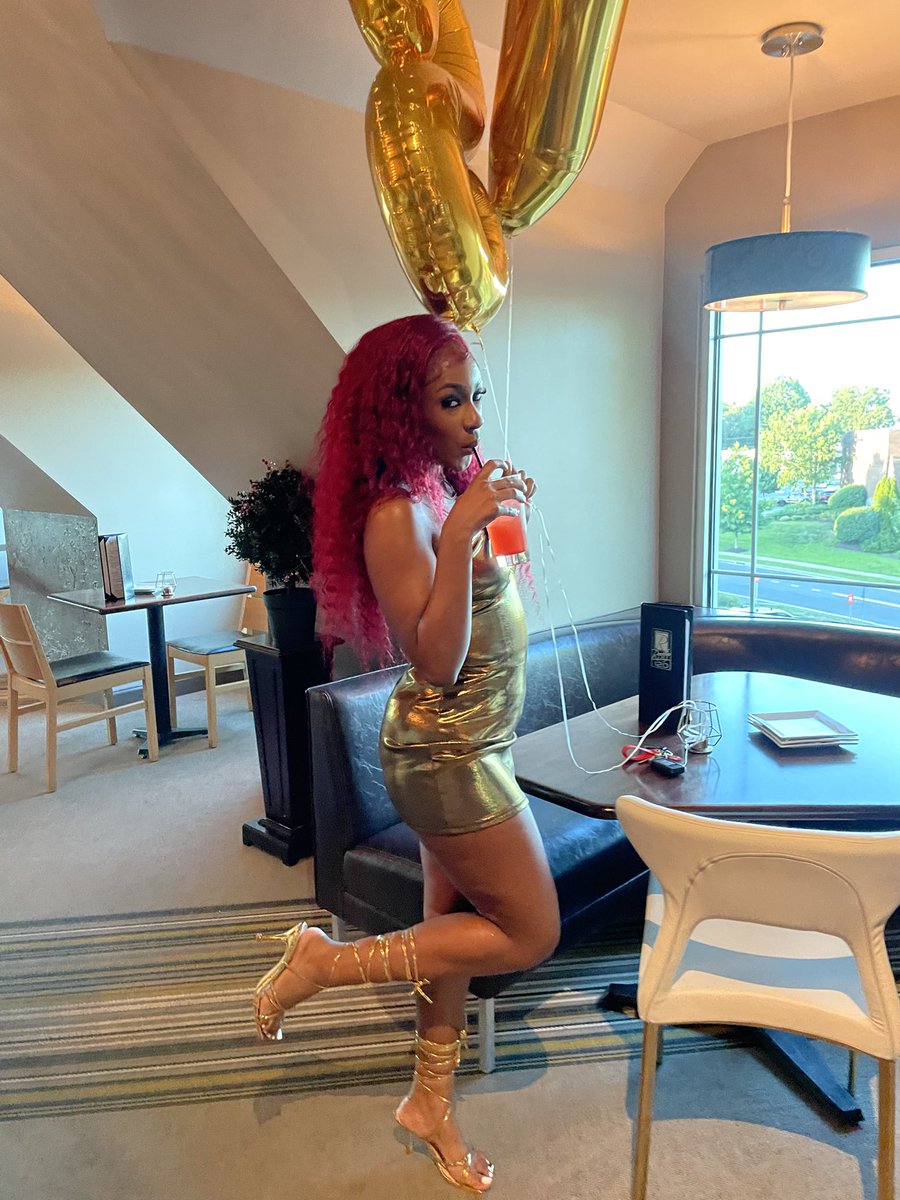 theechynaastarr's tweet image. Golden girl🌟 #goldenyear #wlw #birthday #fyp