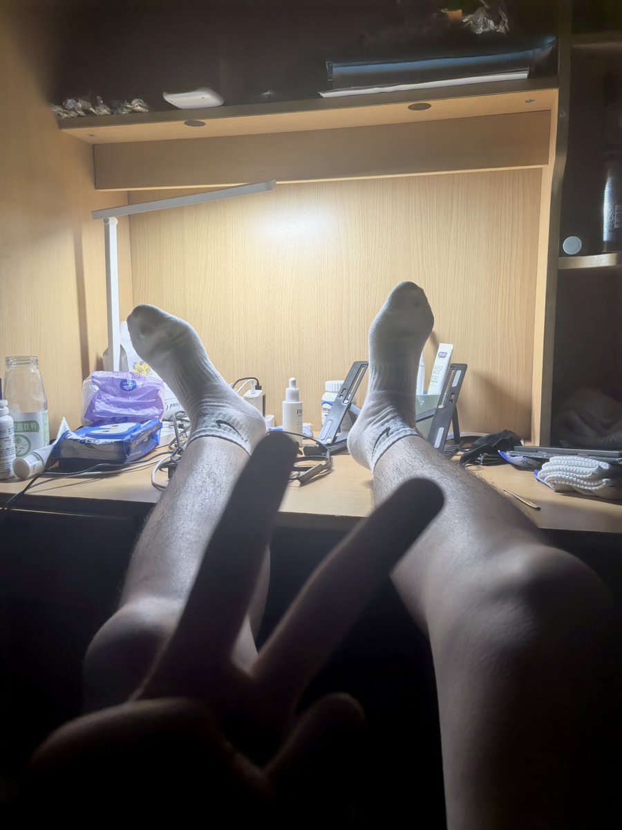 AveryJolvan's tweet photo. 新的袜子，还是白色的最好看 https://t.co/Bu1FOUKIor