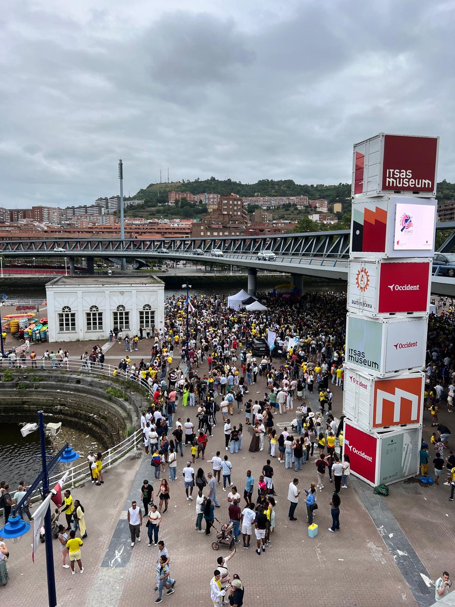 Colombianos en Bilbao celebrando