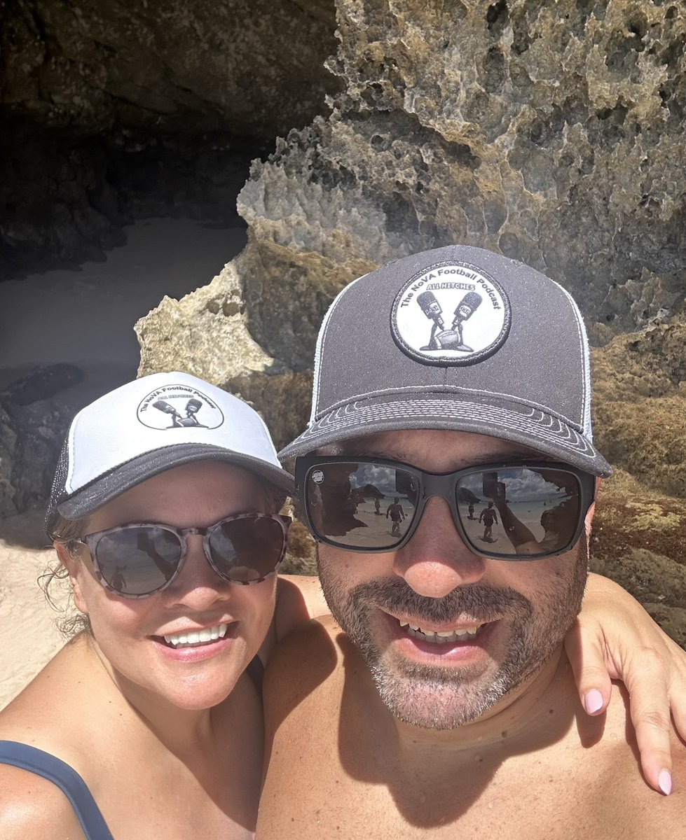 novafootballpod's tweet image. Greetings from Bermuda!! Got @nicole_dash_ @DashofUs sporting the All Hitches merch! I’m giving Mesa a call - Maybe taking the show on the road?! 😂