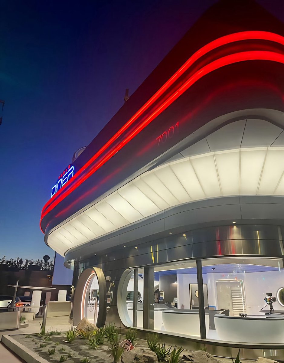 RetonKao's tweet image. 準備好迎接未來 Drive‑In 嗎?
Tesla 的全新 Tesla’s Diner & Drive‑In(聖塔莫尼卡大道)目前已進入內測階段,距離公開開幕只剩一步。
80 個 V4 超級充電樁 × 2 面 45 英尺 LED 大螢幕
電影或短片播放時,聲音同步透過車內喇叭傳出
機器人送餐、復古太空未來主義設計、全天候營業