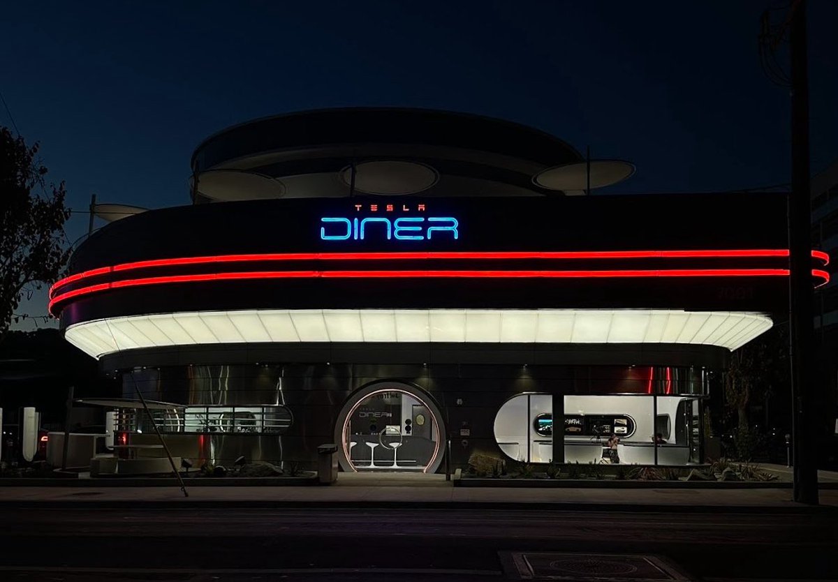 RetonKao's tweet image. 準備好迎接未來 Drive‑In 嗎?
Tesla 的全新 Tesla’s Diner & Drive‑In(聖塔莫尼卡大道)目前已進入內測階段,距離公開開幕只剩一步。
80 個 V4 超級充電樁 × 2 面 45 英尺 LED 大螢幕
電影或短片播放時,聲音同步透過車內喇叭傳出
機器人送餐、復古太空未來主義設計、全天候營業