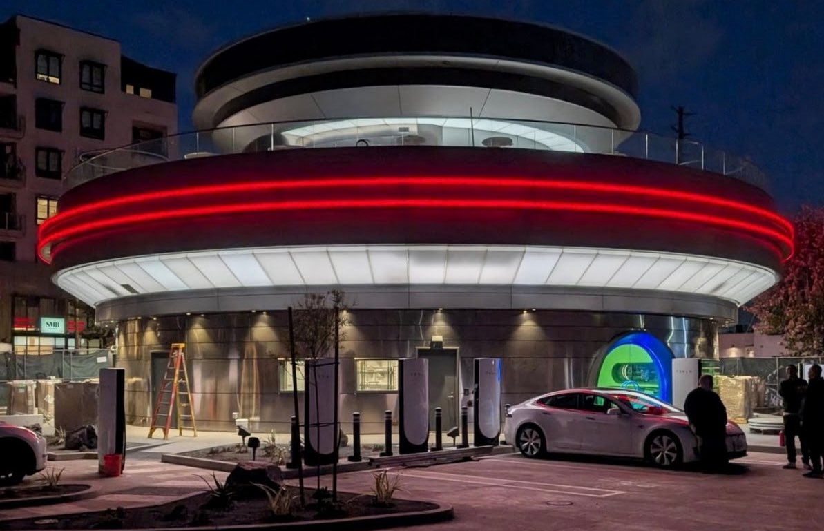 RetonKao's tweet image. 準備好迎接未來 Drive‑In 嗎?
Tesla 的全新 Tesla’s Diner & Drive‑In(聖塔莫尼卡大道)目前已進入內測階段,距離公開開幕只剩一步。
80 個 V4 超級充電樁 × 2 面 45 英尺 LED 大螢幕
電影或短片播放時,聲音同步透過車內喇叭傳出
機器人送餐、復古太空未來主義設計、全天候營業