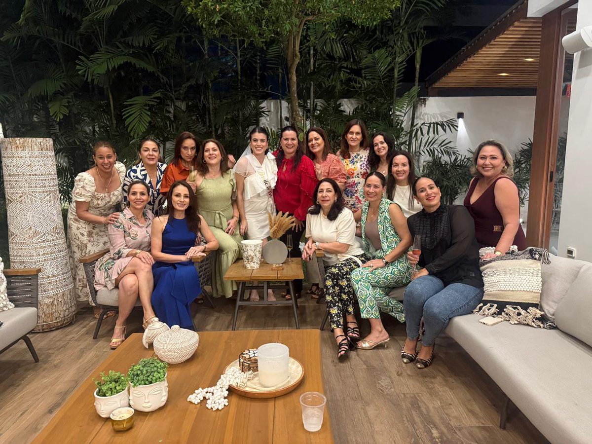 michelleegp's tweet photo. Mi mami me regaló a las tías más chéveres ✨ https://t.co/yVSkSTvioO