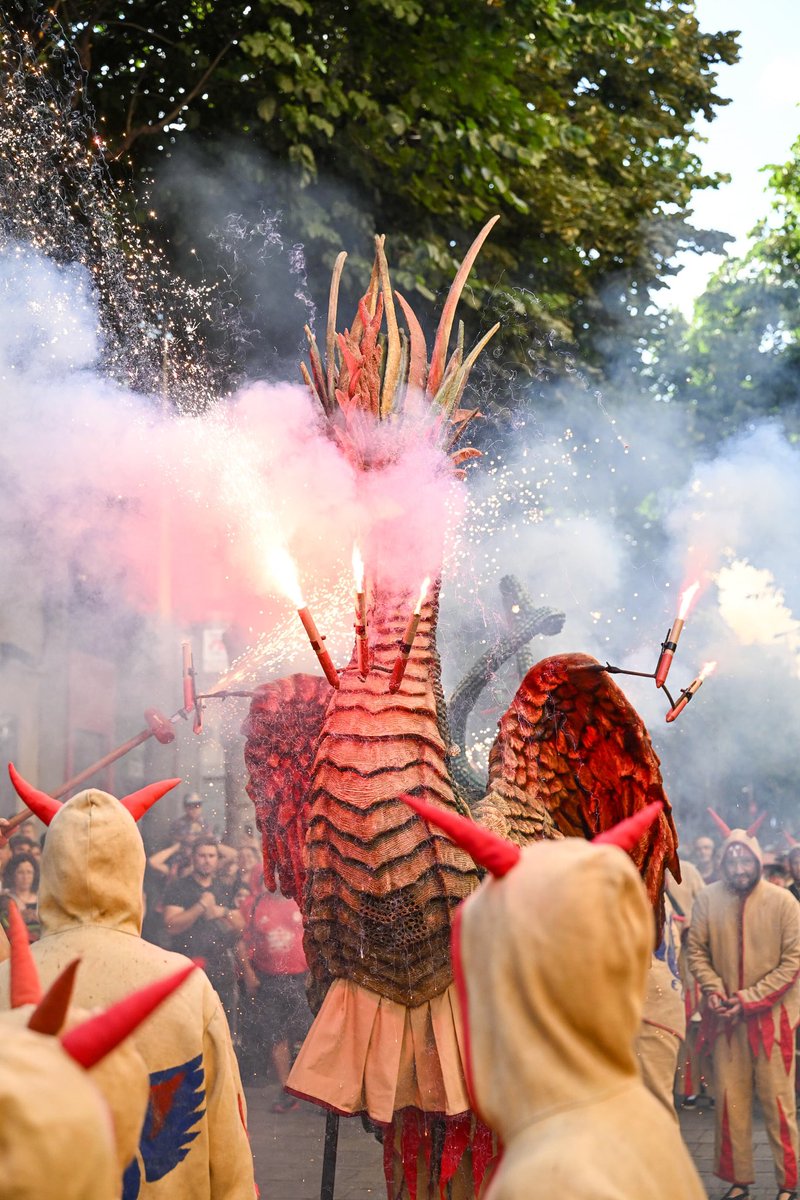 🔥Arrenca la cercavila infantil de l'#Encesa2025 direcció a la plaça de Santa Anna, on es desvetllarà la gran sorpresa del #basiliscdemataró🥚
<a href="/DiablesMataro/">Ball Diables Mataró</a> han convidat els elements de foc infantils del Seguici Festiu de Tarragona i els Basiliscs de Reus (gran i petit)