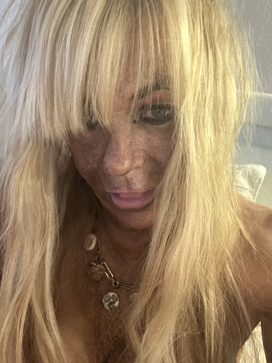 krentcilp5's tweet image. I’m sad because I didn’t get what I wanted lol love you all. I’m just joking around. Oh I feel so sad. I’m so happy. I hope you’re all good. Love you so much.😊☀️🌴🍸🌈🌈⚽️