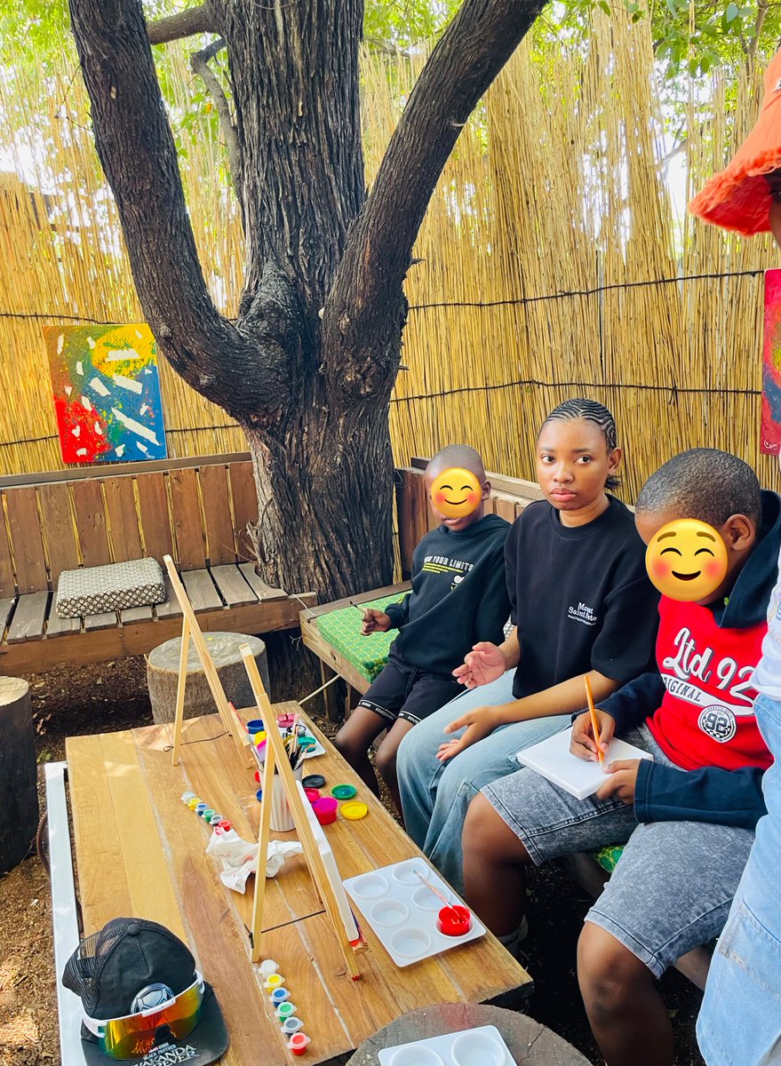 _MmaMotse_'s tweet photo. Today was the busiestβ¦I love my little customers.
Kana bana ba nna ba nkoba when they paint, ba re they need to be left alone and freestyle πππ
Big shoutout to Oomf πΌπΌπΌ
#CreativityConnectionCommunity #ArtInMaun #WeGotchu π¨π«π¨ https://t.co/XDNwVBHQAe