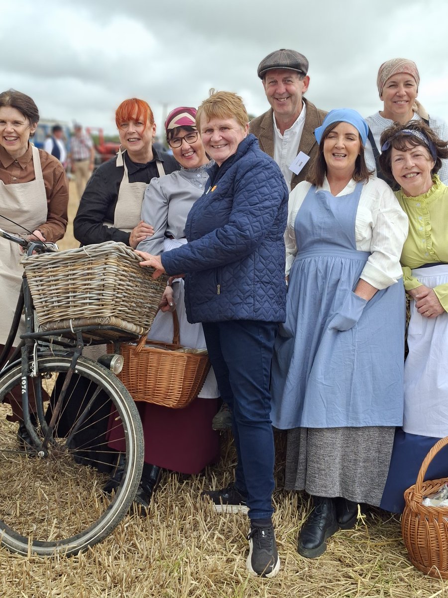 AliceDoyleIFA's tweet image. Delighted to join the Rathangan a century of harvest record setting attempt today. 14 methods of harvesting over the last 100 years undertaken at the same time in the same field .
Congratulations 馃帄. Record achieved.Huge community event.馃檶馃檶