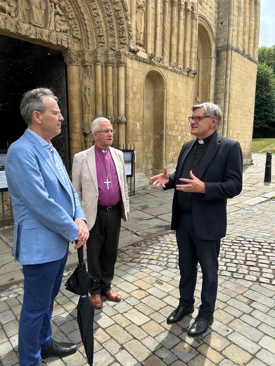 GermanAmbUK's tweet image. Visit to @RochesterCathed, the second oldest in England with its @TextusRoffensis, one of the oldest texts in medieval English.
Thanks to Bishop @JonathanRGibbs, Chair of the „Meissen Commission“ with @EKD in Germany and Dean Philip Hesketh for a wonderful visit and Evensong.