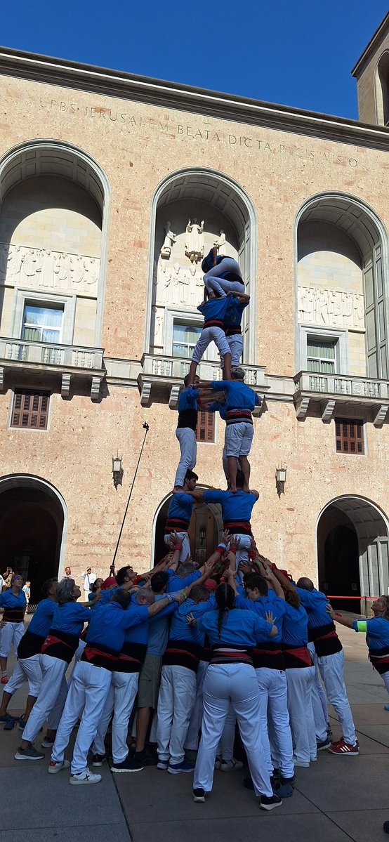 CastDelFoix's tweet image. 🩵En un dia que no oblidarem mai, avui hem descarregat al davant mateix del mil·lenària basílica de Montserrat:
✅Dos Pd4 simultanis
✅3d6
✅Pd4
🫂 Moltíssimes gràcies al @CorEspiga per la invitació i el magnífic recital que ens heu regalat.
🚀 Sempre junts i mirant ben amunt!