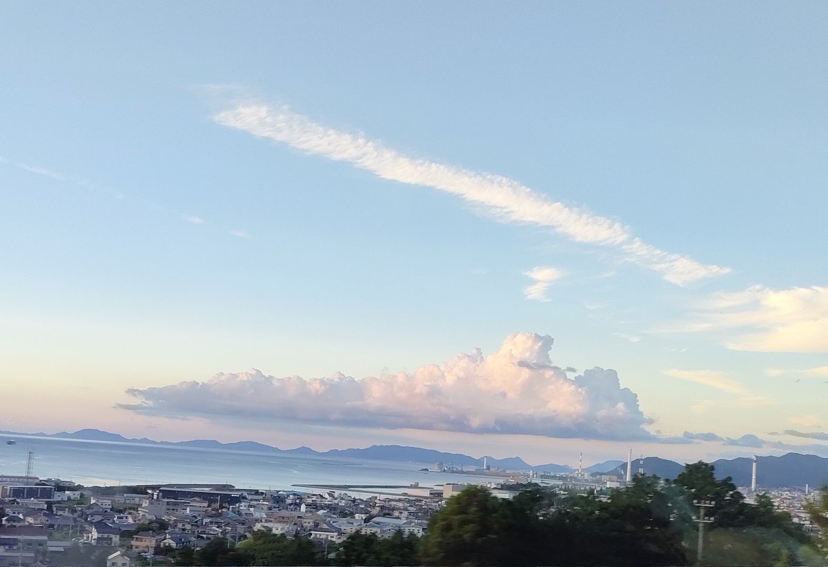 愛媛から帰り道
車窓から見えた船みたいな雲🚢✨
良き旅だった✨