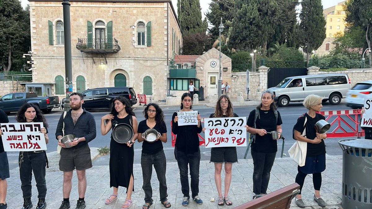 FreeJerusalem1's tweet image. Now:
We've come to the US consulate in Jerusalem carrying empty pots to protest the continued slaughter of starving Gazans at "aid sites" across the strip.
73 murdered today and over 150 injured.