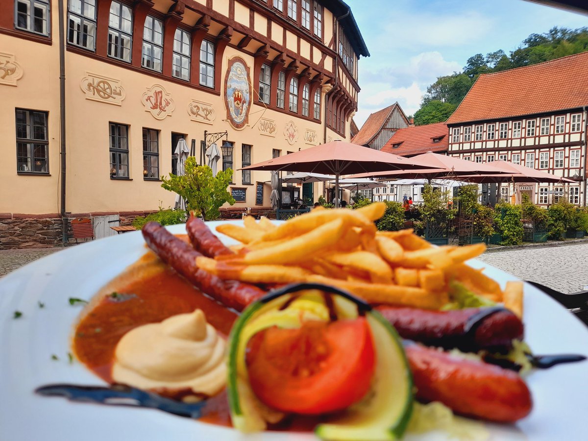 Ohne Stolberger Lerchen kann keine Wandertour im Südostharz enden. Aber warum heißen die Würstchen "Lerchen"? Weil beim Braten - so der Volksmund - die entweichende Luft dem Gesang von Lerchen ähnlich ist. Mahlzeit!