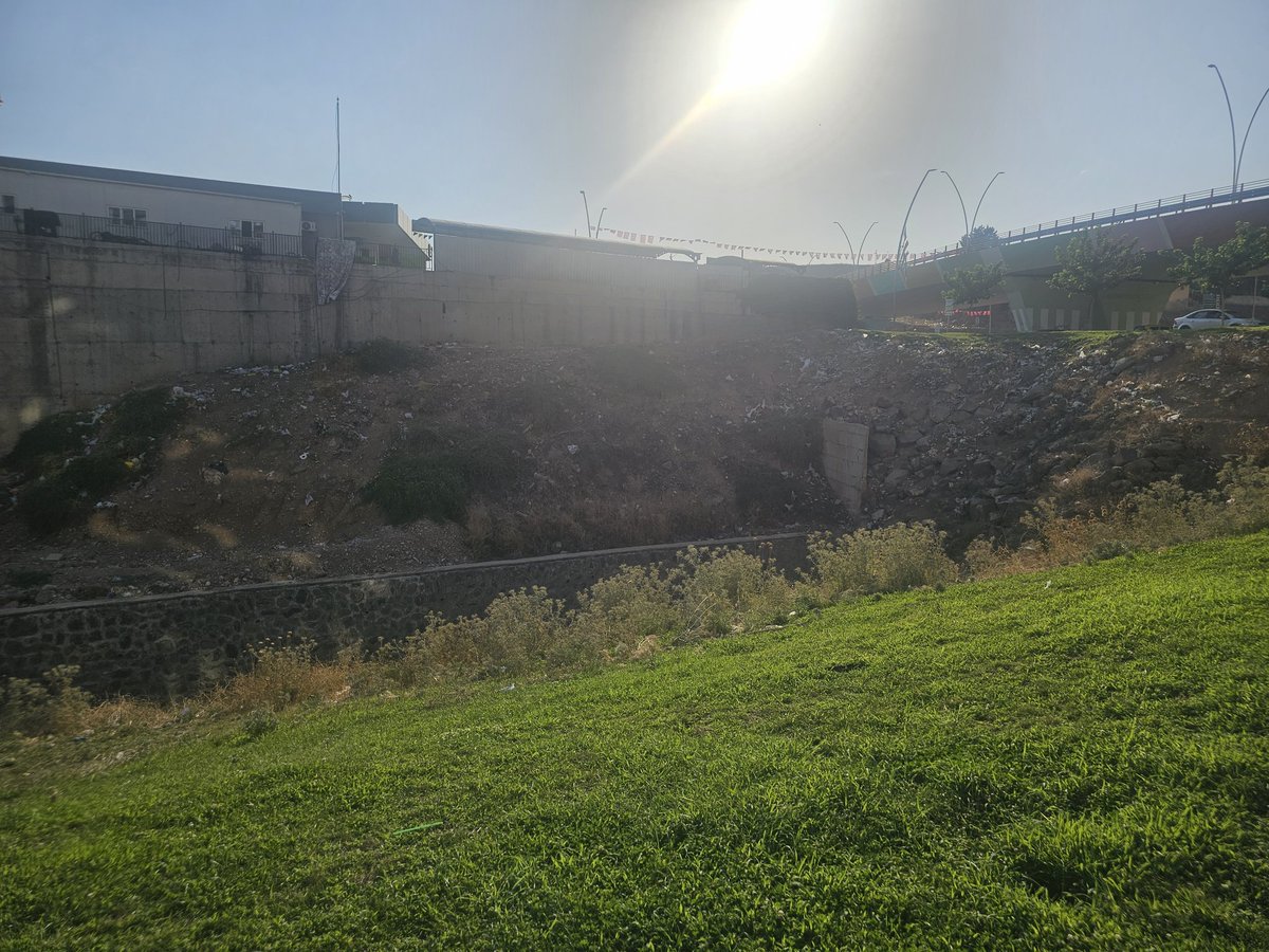ridvancoban's tweet image. Modern bir ilçe'ye kavuşacagız derken ne demek istiyorsunuz?
İlçenin her yanı çöp dökme alanına dönüşmüş.
Dere boyunca her nokta adeta çöp yuvası ve sağlık açısından alarm veriyor!
Eğimli arazide peyzaj yapma kabiliyetiniz yokmu?
Çöpleri döktügü aşikar olan işletmeye ne gibi…