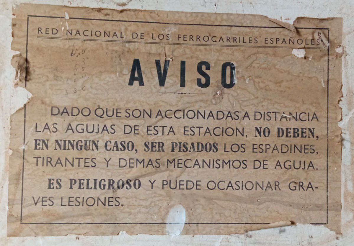 FullSupervision's tweet image. El cartel es viejísimo pero muy muy actual. (De la estación de Salas de los Infantes)