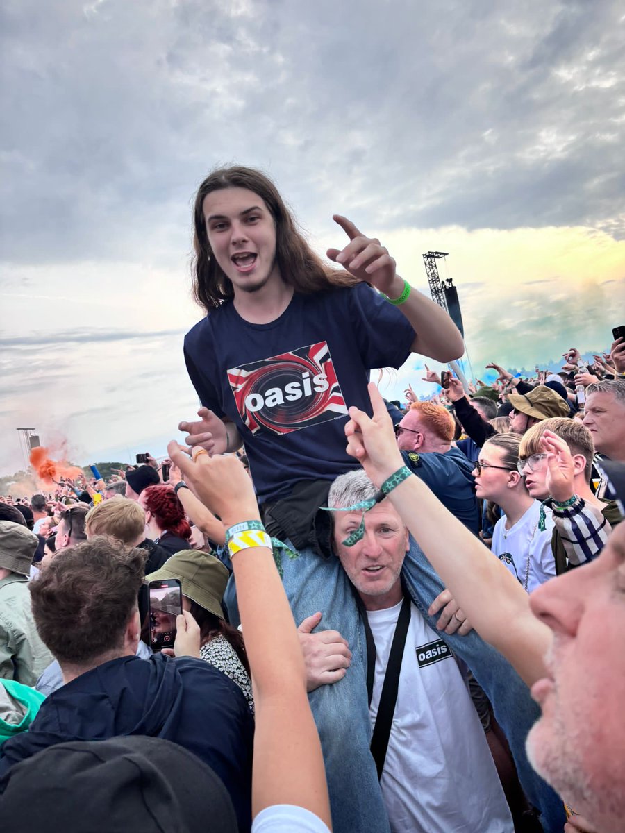 Oliver Scott tweet media