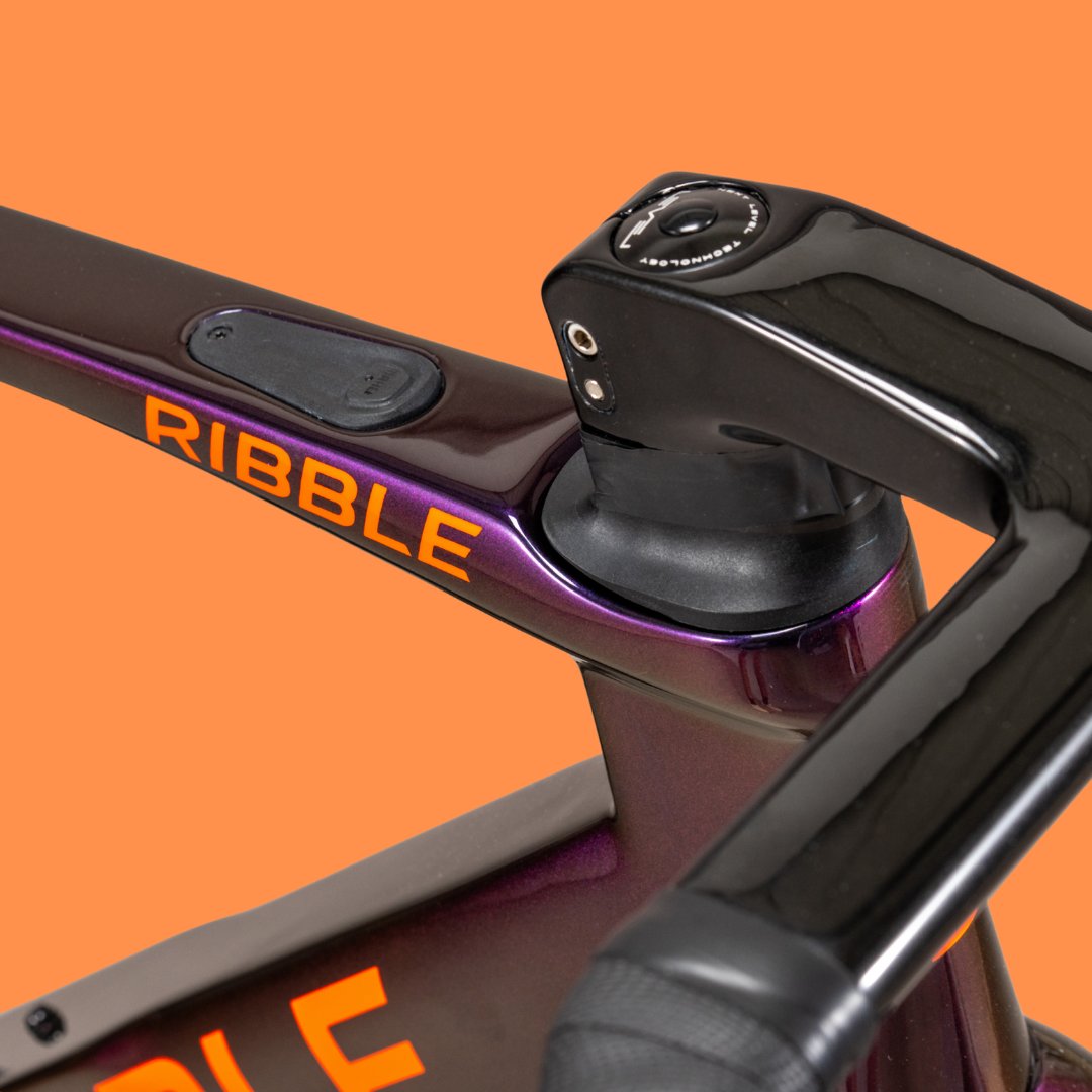 RibbleCycles's tweet image. The Ribble ALLROAD SL R e in CustomColour Cyan d’Azur Flip and Seville Orange detail.

Ready to ride longer, push harder and explore more.

⚡ Powerful natural electric assistance with over 140km range + optional range extender

#RibbleCycles #RideRibble #electricbikes #ebikes