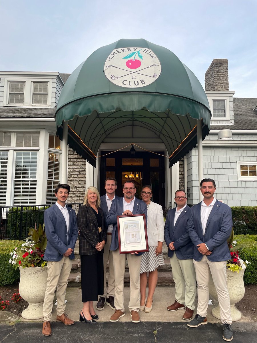 YoungerGolf's tweet image. Nice note from Cherry Hill Club head golf professional, @walkerarnottpga.

Pro shop manager, Stephen Barkley was honored last night by the club for 40 yrs of dedicated service. Barkley started his journey at Cherry Hill as an 11-yr old caddie. 

Congrats Stephen 🏆