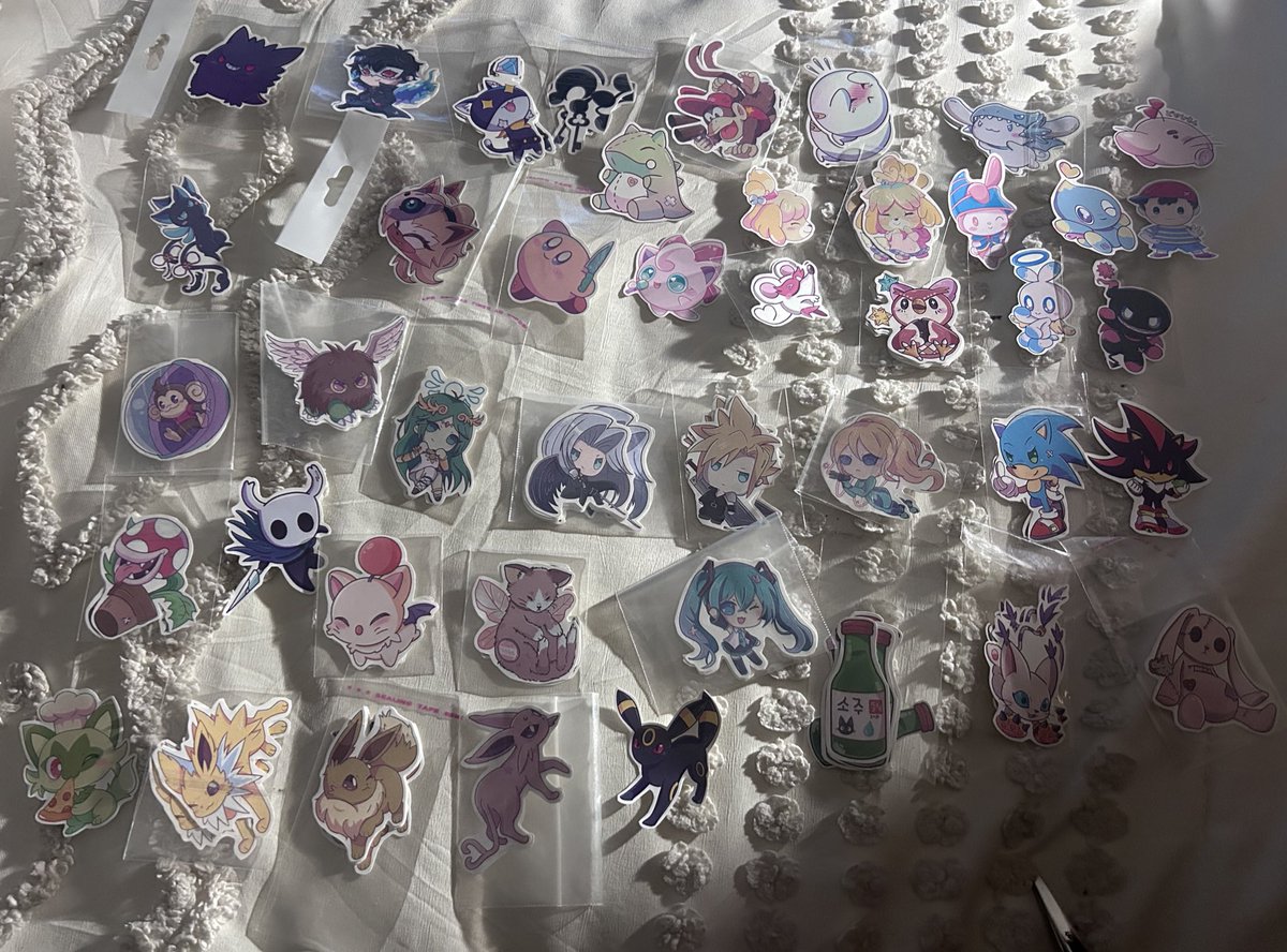 Ya casi se me acaban todos los que tengooo. En verdad de todo corazón muchas gracias, se siente muy lindo que les guste mi trabajo y lo apoyen así 🤍
Mandaré a imprimir más para los que me pidieron y faltaron, igual dejo fotito de todos los diseños si alguien quiere aprovechar :)