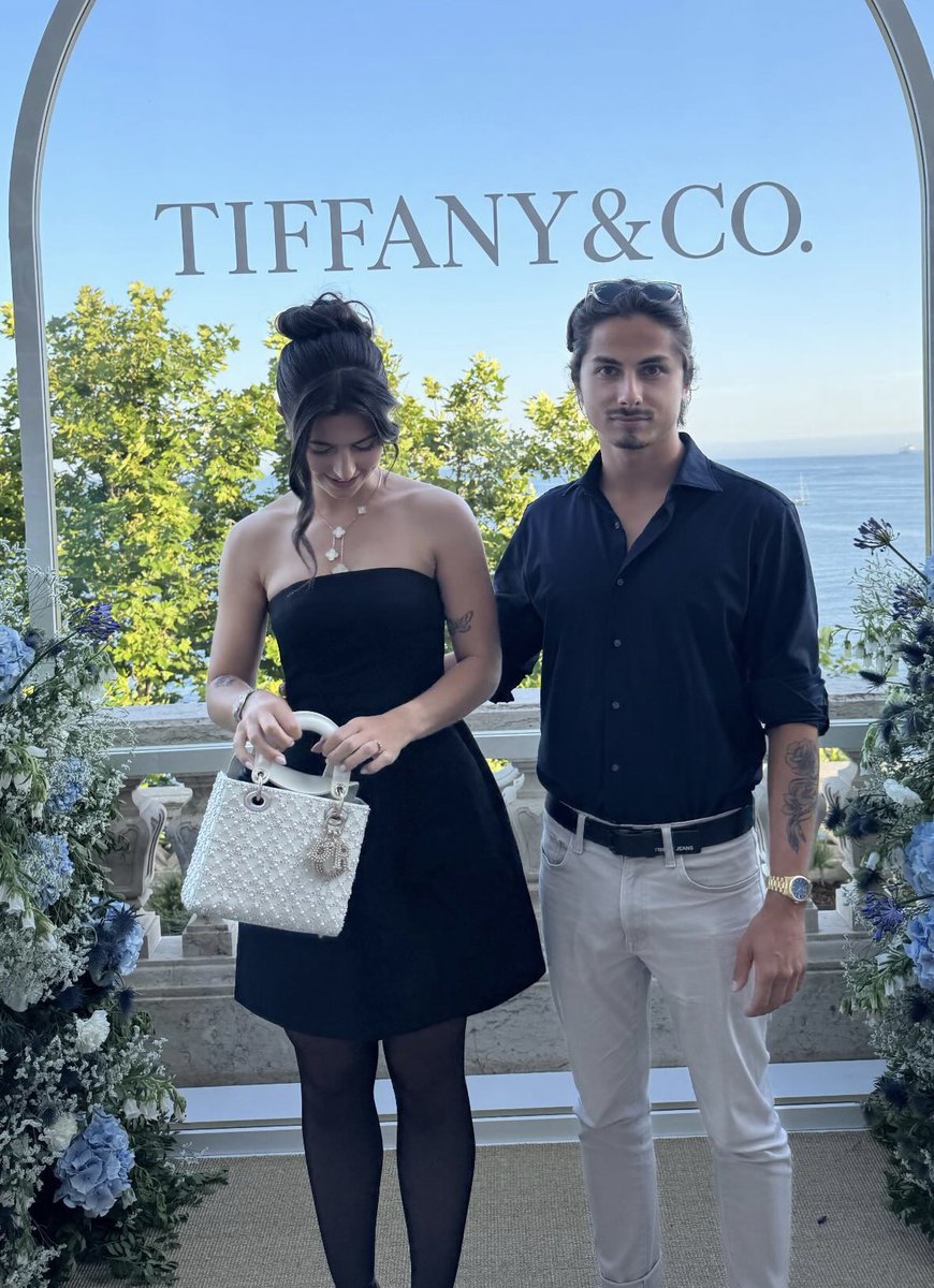 Samuel_Ecom1's tweet image. I'm 25. 

5 years ago, I had €0.20 in my bank account.

Now my fiancée and I make over €300k/month in profit.

Here's how we did it: