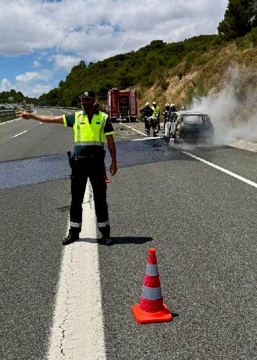 🆘 Agrupación de Tráfico de la Guardia Civil Intervinó en el incendio de un turismo que ha quedado totalmente calcinado 

📍A-12, Puente la Reina (Navarra)

Afortunadamente la familia que viajaba se encuentra bien

🚒Bomberos extinguen el incendio
