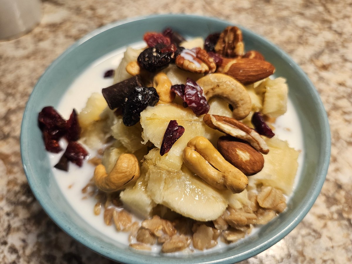NW_Indiana_Eats's tweet image. This was breakfast. 馃敟馃敟馃敟
A very hearty oatmeal with honey, peanut butter, cocoa, banana, cherries, cranberries, chia seed and nuts.
Fantastic!