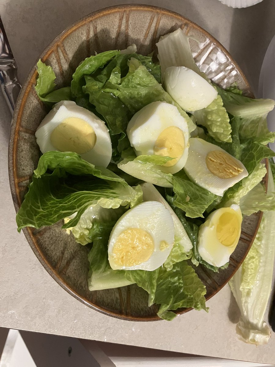 audrawrongspeak's tweet image. Yummy healthy salad for lunch.
Eggs, lettuce and covered in olive oil.