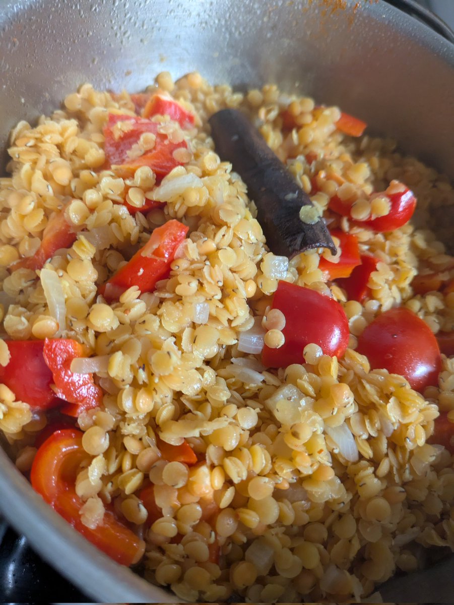 White pineapple chicken curry with lentils yummy 🤤 
#chemistswhocook