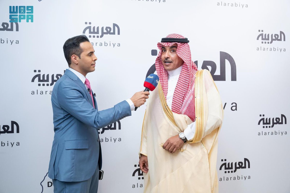 AlArabiya_KSA's tweet photo. وزير الاعلام السعودي سلمان الدوسري يزور مقر شبكة قناة "العربية" في الرياض، عقب اكتمال انتقالها. https://t.co/2yftHySkiy