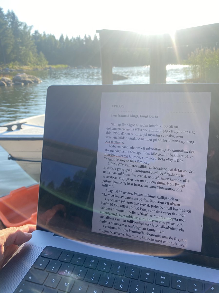johanwicklen's tweet photo. Kämpar på. ✍️ 📕 ☀️ https://t.co/rzmQkRLilb