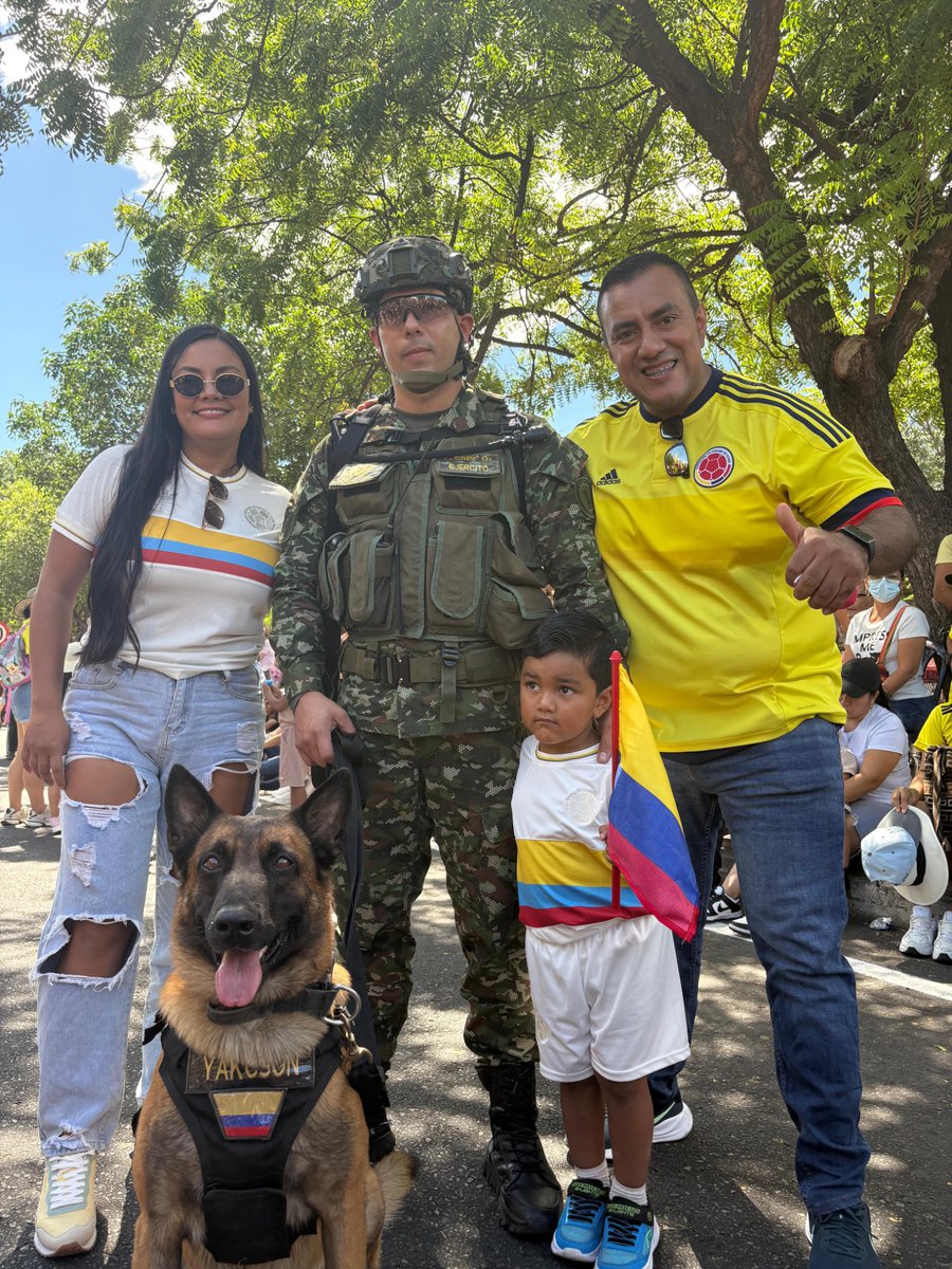 Ejercito_Div2's tweet image. 🇨🇴🐾 Con orgullo y compromiso, nuestro canino Jakson acompaña la labor de seguridad en el desfile militar y policial del 20 de julio en #Cúcuta.
¡Gracias por tu valentía, compañero de cuatro patas! 🐶👮♂️🇨🇴
#20DeJulio #EnModoPatrio 🤝🏻🪖