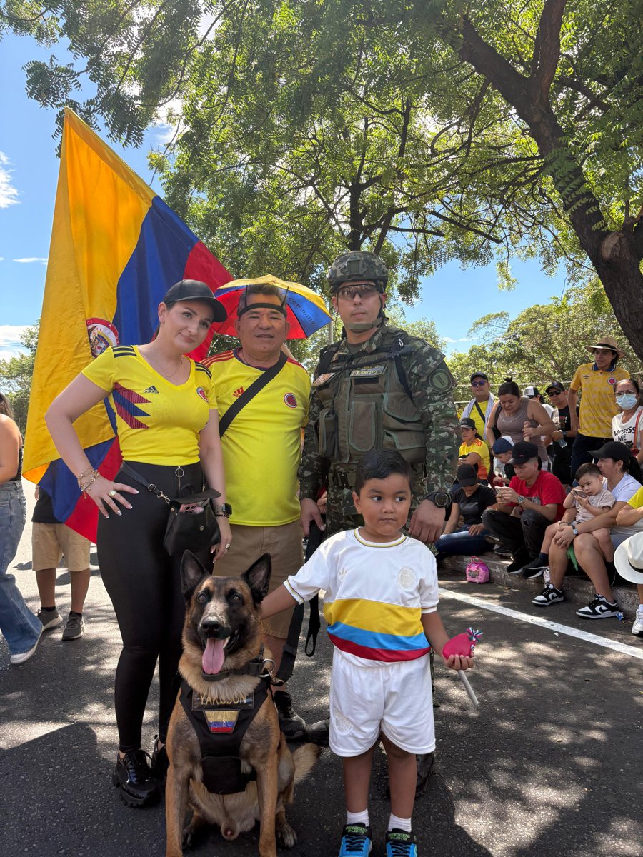 Ejercito_Div2's tweet image. 🇨🇴🐾 Con orgullo y compromiso, nuestro canino Jakson acompaña la labor de seguridad en el desfile militar y policial del 20 de julio en #Cúcuta.
¡Gracias por tu valentía, compañero de cuatro patas! 🐶👮♂️🇨🇴
#20DeJulio #EnModoPatrio 🤝🏻🪖