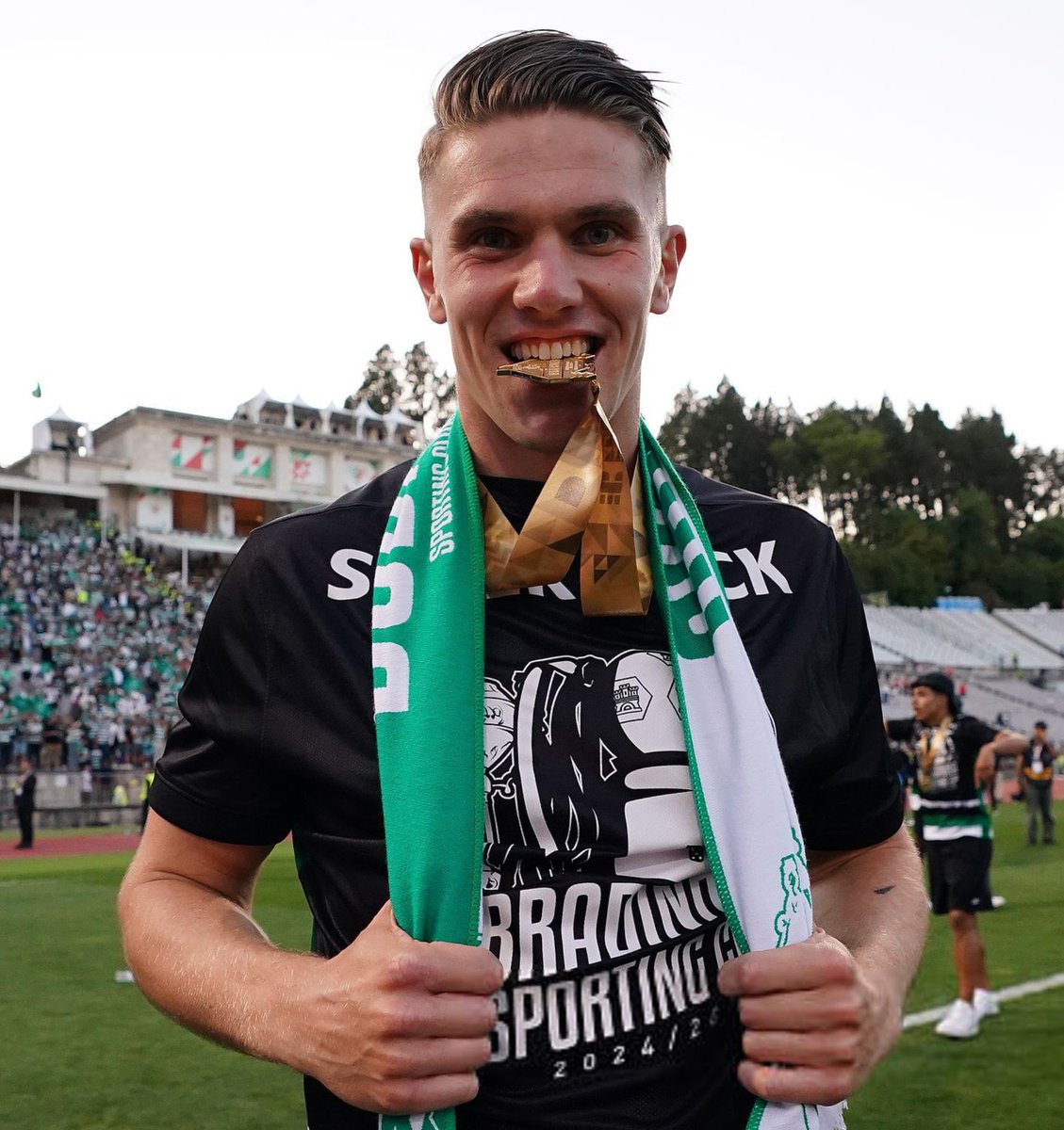 🚨🇸🇪 JUST IN!

Sporting CP and Manchester United are close to an agreement, but Gyökeres rejects Amorim's team. 

The Red Devils have allocated €70M–€80M to sign the Swede, with the deal structure aligning with Sporting's demands.

[<a href="/abolapt/">A BOLA</a>]