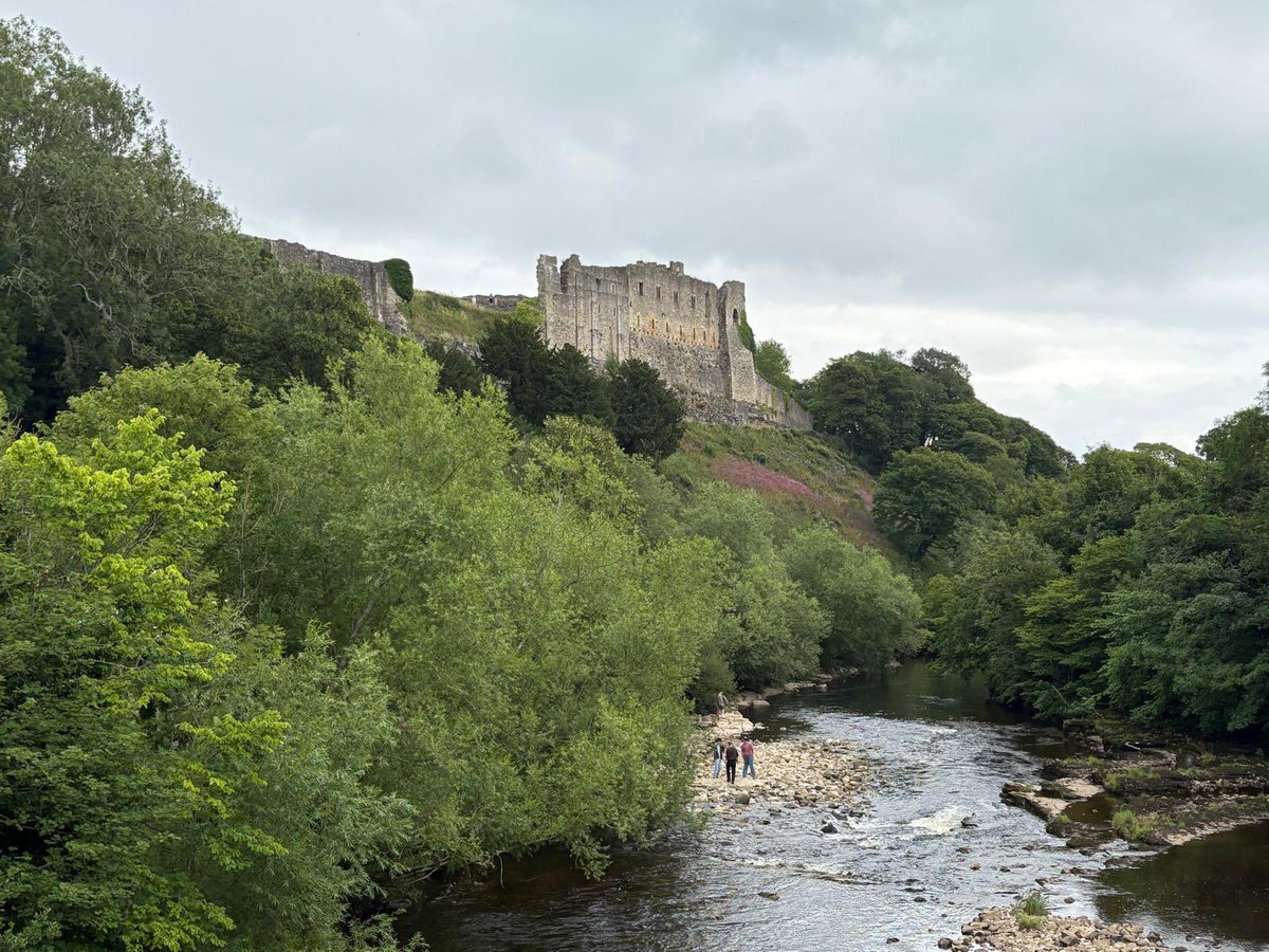 b51230's tweet image. So today was a walk out, before the rain came, again, up
to Richmond.
Easby Abbey and a walk around and about the Town.