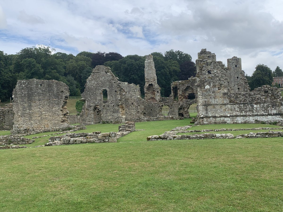 b51230's tweet image. So today was a walk out, before the rain came, again, up
to Richmond.
Easby Abbey and a walk around and about the Town.