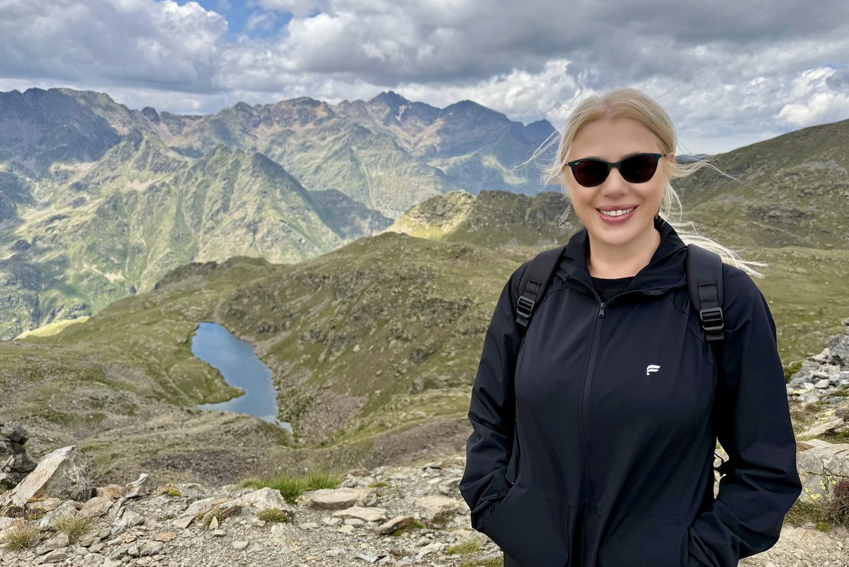 SusanPolgar's tweet image. Took #RebelQueen to the top of the mountain at around 8,900 feet! Happy International Chess Day!
#InternationalChessDay